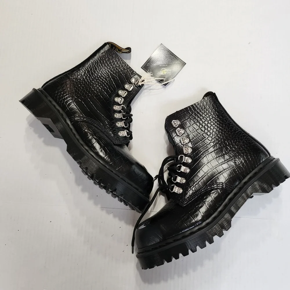 Unisex Size M6/W7 Dr. Martens Boots 1460 Pascal Steel Toe Embossed Leather Black